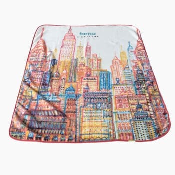Deken voor op de bank bij Houweling Interieur van Fama. Kleedje voor op de bank uitgevoerd kleurrijke print.