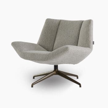 Design fauteuil van Dyyk bij Houweling Interieur. Het is een draaifauteuil uitgevoerd in beige stof en metalen spinpoot.