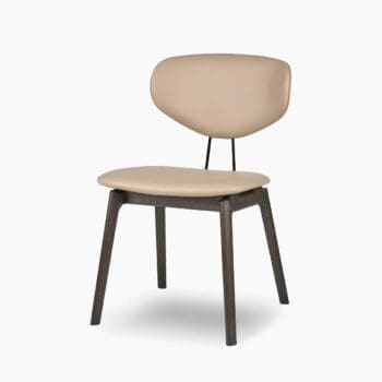 Scandinavische eetkamerstoel bij Houweling Interieur. Luxe eetkamerstoel uitgevoerd in crème leer en donkerhouten onderstel.