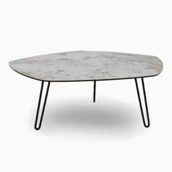 Organische salontafel bij Houweling Interieur. Keramiek salontafel uitgevoerd met marmerlook blad.