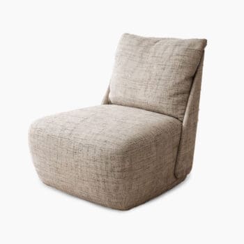 Lounge fauteuil bij Houweling Interieur. Het is een moderne fauteuil met dichte onderkant uitgevoerd in crème stof met patroon.