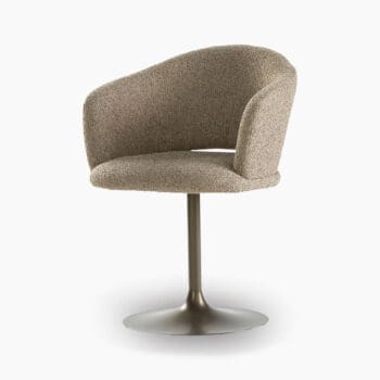 Luxe eetkamerstoelen van Dyyk bij Houweling Interieur. Draaibare eetkamerstoel in crème stof en trompetvoet.