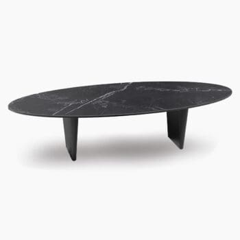 Ovale eettafel bij Houweling Interieur. Het is een eetkamertafel met zwart keramiek blad.