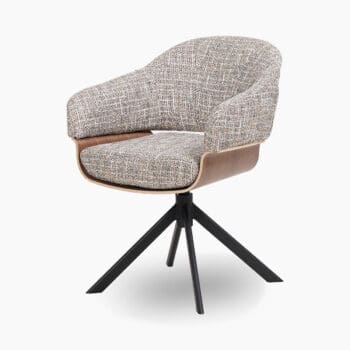 Luxe eetkamerstoelen bij Houweling Interieur. Een eetkamerstoel met armleuning met Scandinavische look.