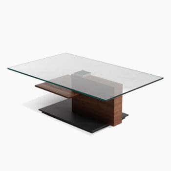 Glazen salontafel bij Houweling Interieur. Het is een design salontafel uitgevoerd met houten onderstel en metalen bodemplaat.