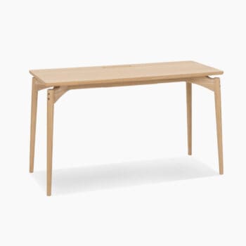 Wandtafel bij Houweling Interieur. Het is een houten designbureau uitgevoerd in licht hout.