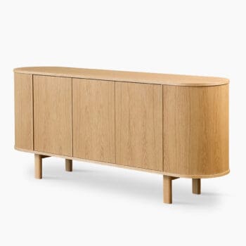 Houten dressoir van Skovby bij Houweling Interieur. Het is een Scandinavisch dressoir uitgevoerd in licht hout.