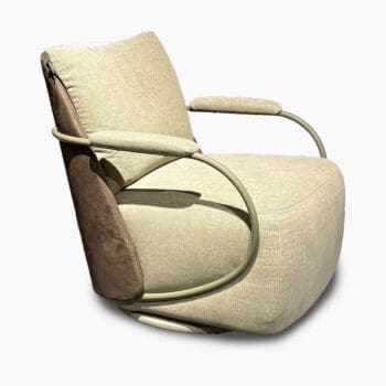 Moderne fauteuil bij Houweling Interieur. Het is een lounge fauteuil met dichte onderkant uitgevoerd in het groen.