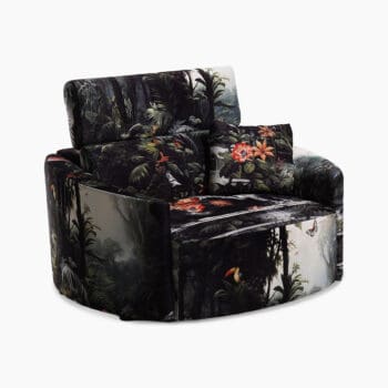 Ronde fauteuil van Fama bij Houweling Interieur. Het is een loveseat met draaibaar uitschuifsysteem in jungle stof.