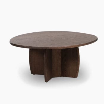 Eiken salontafel van Dyyk bij Houweling Interieur. Het is een organische salontafel van massief hout en robuuste poot.