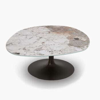 Organische salontafel van Dyyk bij Houweling Interieur. Het is een design salontafel uitgevoerd met marmerlook blad en trompetvoet.