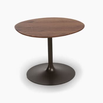 Organische bijzettafel van Dyyk bij Houweling Interieur. Het is een design bijzettafel met houten blad en trompetvoet.