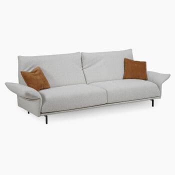 Design bank van Olta bij Houweling Interieur. Het is moderne bank uitgevoerd in lichte stof.