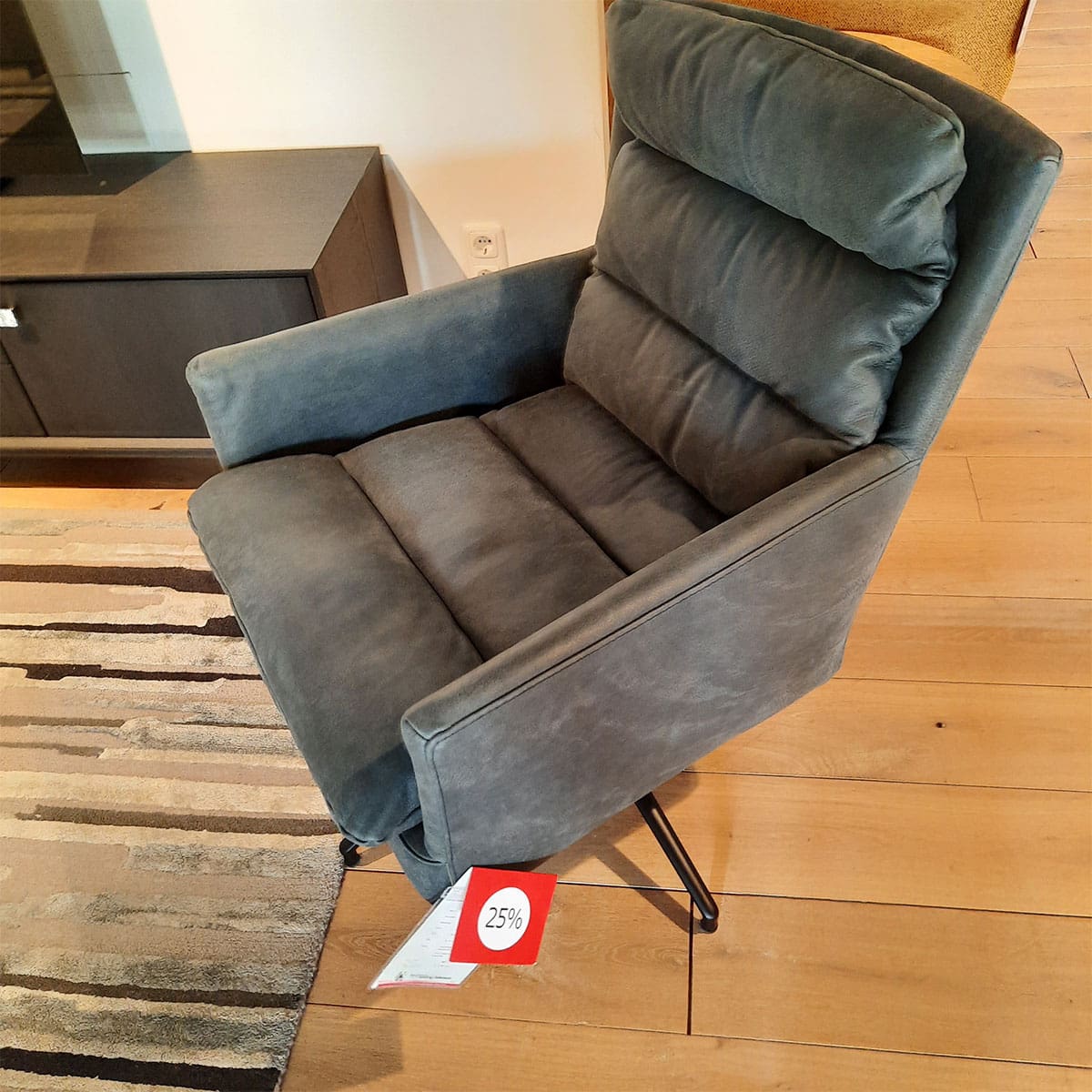Showroom model van een moderne fauteuil bij Houweling Interieur. Luxe fauteuil uitgevoerd in blauw leder.