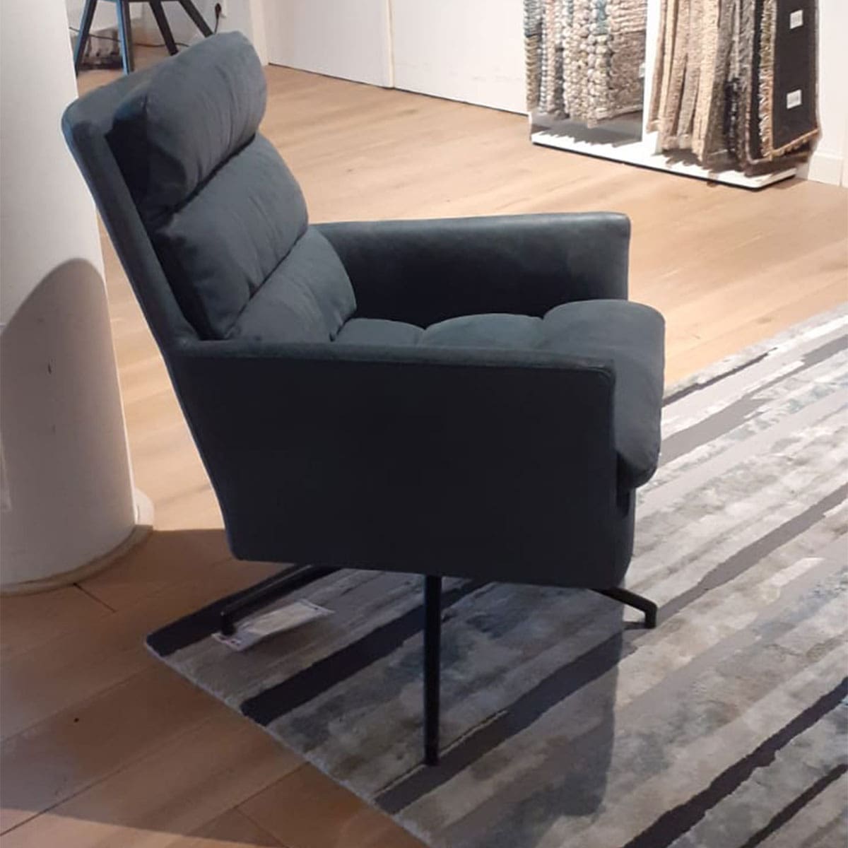 Showroom model van een moderne fauteuil bij Houweling Interieur. Luxe fauteuil uitgevoerd in blauw leder.