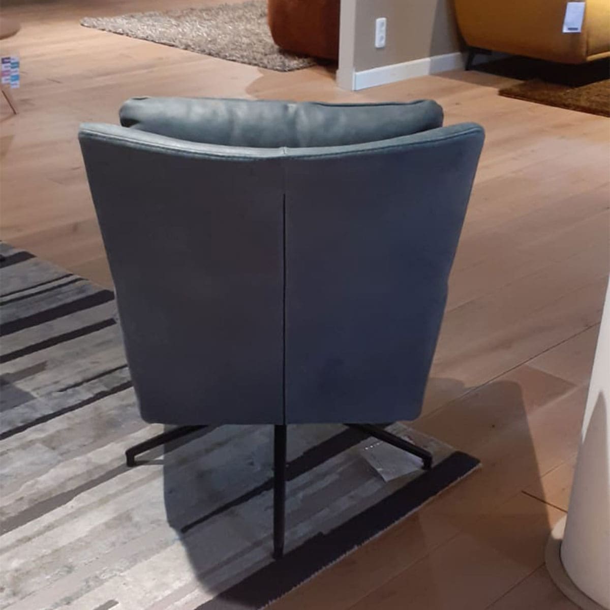 Showroom model van een moderne fauteuil bij Houweling Interieur. Luxe fauteuil uitgevoerd in blauw leder.