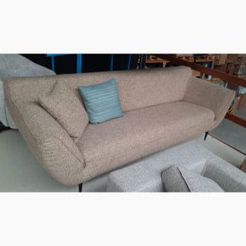 Showroom model van een design bank bij Houweling Interieur. Scandinavische bank uitgevoerd in beige stof.