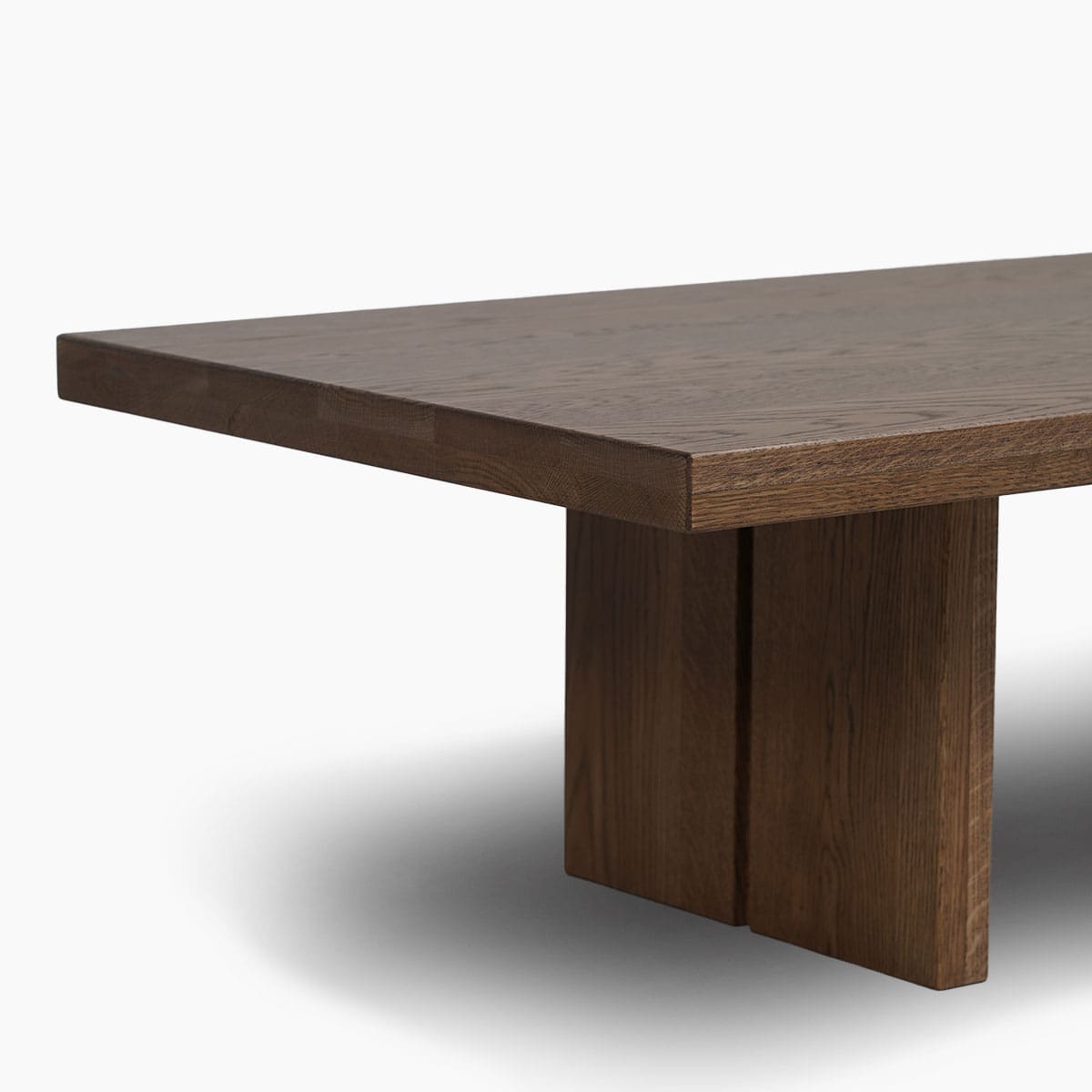 Houten salontafel bij Houweling Interieur. Design salontafel uitgevoerd in massief eikenhout.