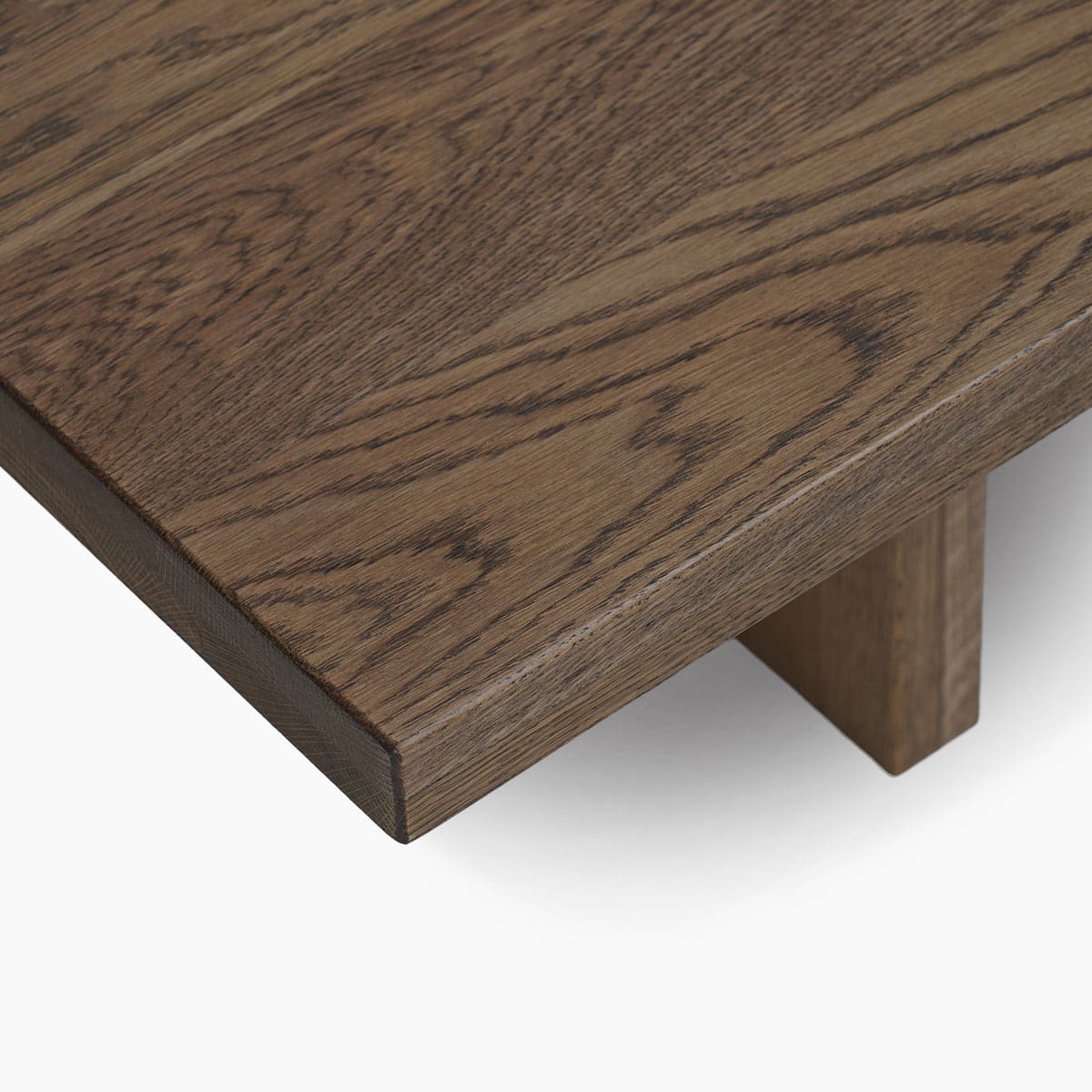 Houten salontafel bij Houweling Interieur. Design salontafel uitgevoerd in massief eikenhout.