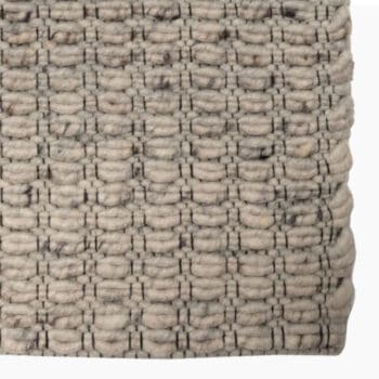 Modern vloerkleed bij Houweling Interieur van De Munk Carpets. Karpet uitgevoerd in crème tint met zwarte accenten.