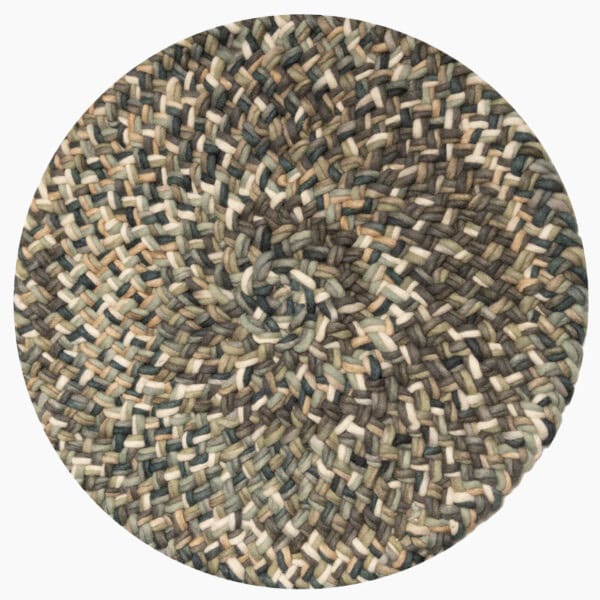Rond vloerkleed bij Houweling Interieur van De Munk Carpets. Karpet uitgevoerd in crème- en groentinten.