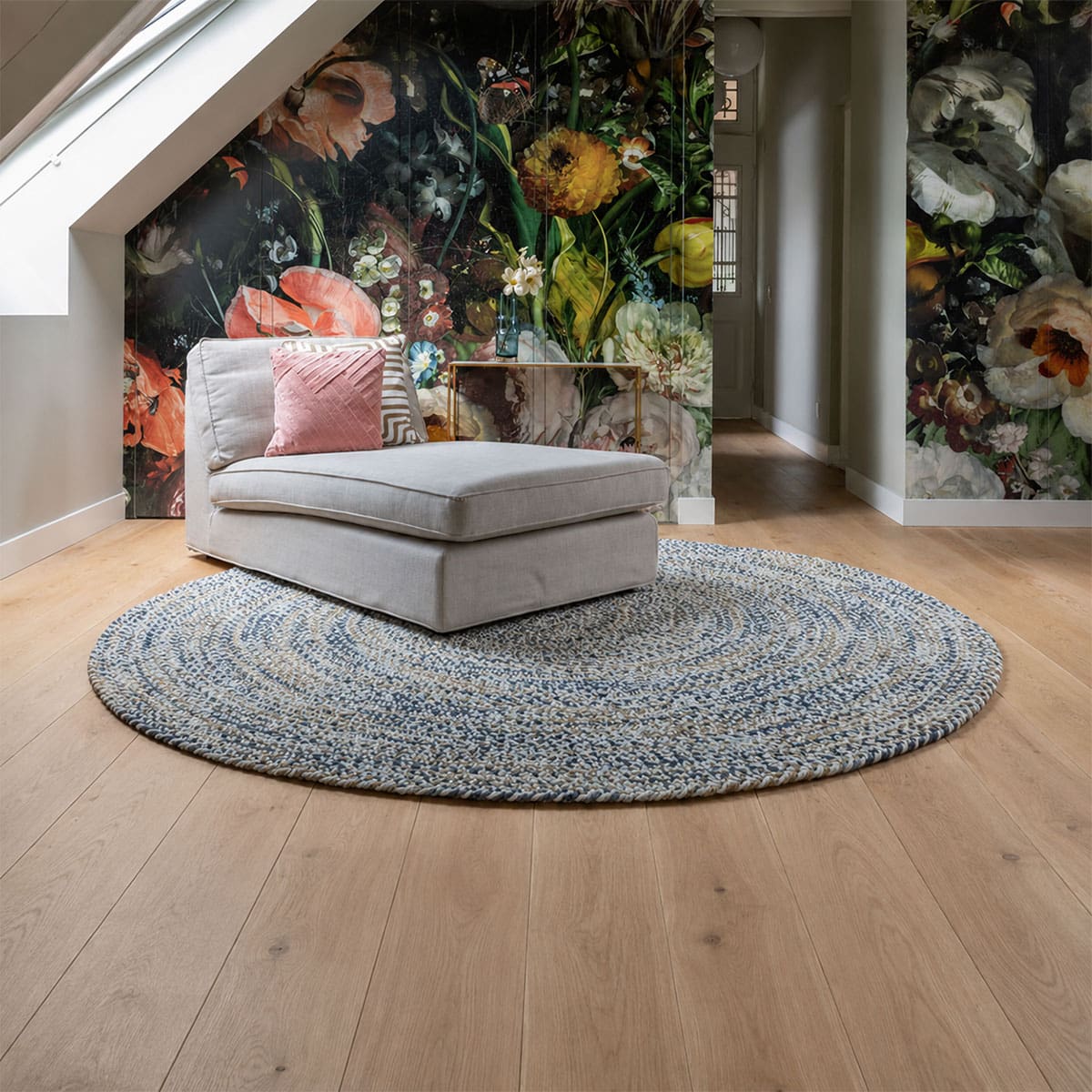 Rond vloerkleed bij Houweling Interieur van De Munk Carpets. Karpet uitgevoerd in crème- en blauwtinten.