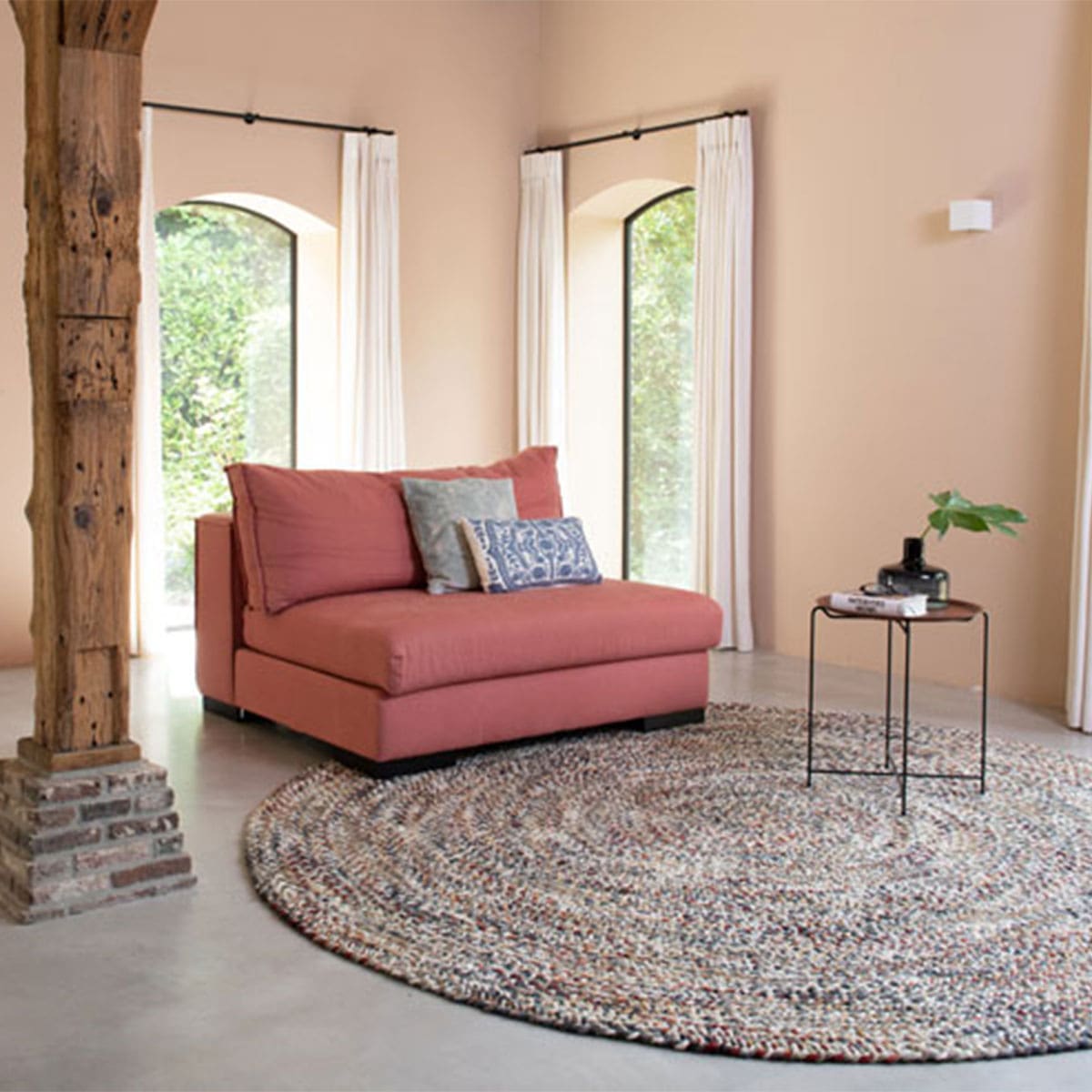 Rond vloerkleed bij Houweling Interieur van De Munk Carpets. Karpet uitgevoerd in crème- en aardetinten.