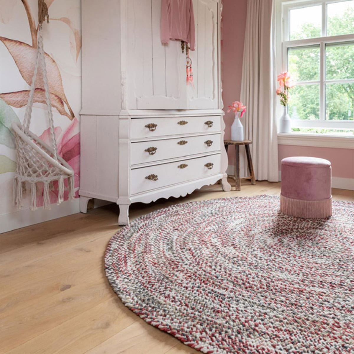 Rond vloerkleed bij Houweling Interieur van De Munk Carpets. Karpet uitgevoerd in crème-, rood- en rozetinten.
