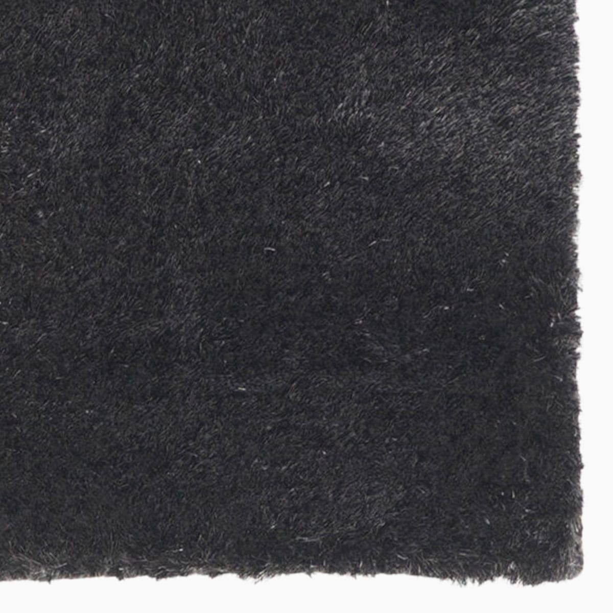 Modern vloerkleed bij Houweling Interieur van De Munk Carpets. Karpet uitgevoerd in zwart.