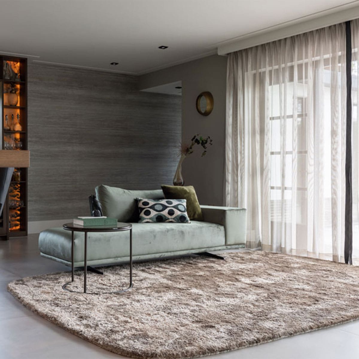 Modern vloerkleed bij Houweling Interieur van De Munk Carpets. Karpet uitgevoerd in beige.