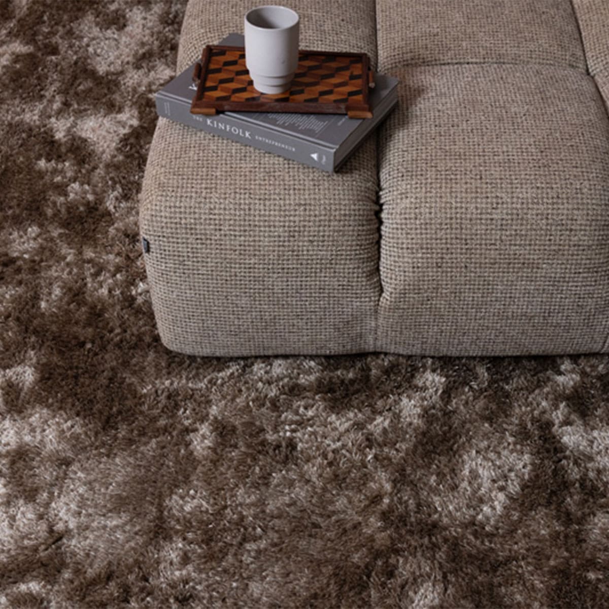 Modern vloerkleed bij Houweling Interieur van De Munk Carpets. Karpet uitgevoerd in beige.