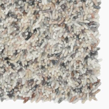 Hoogpolig vloerkleed bij Houweling Interieur van De Munk Carpets. Karpet uitgevoerd in crème, blauw en grijstinten.