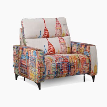 Relaxfauteuil elektrisch van Fama bij Houweling Interieur. Het is een design fauteuil uitgevoerd in kleurrijke New York stof.