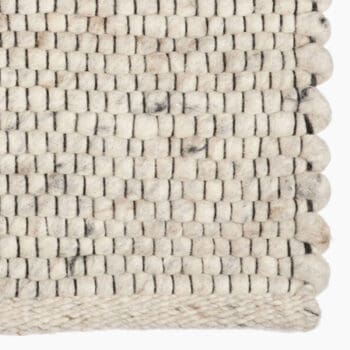 Wollen vloerkleed bij Houweling Interieur van De Munk Carpets. Karpet uitgevoerd in crème blokjes.