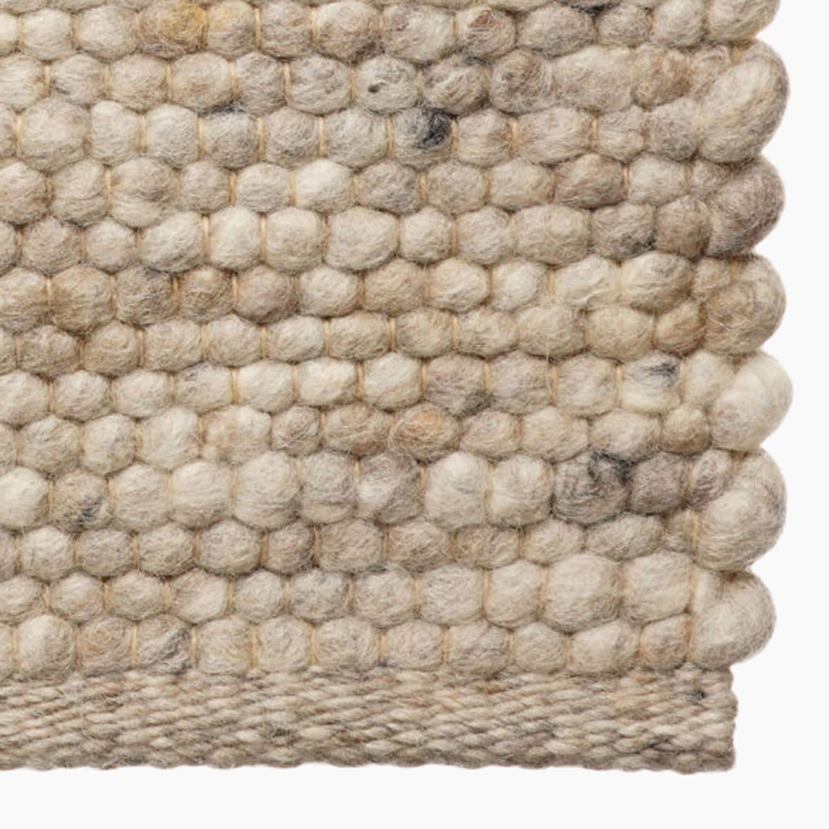Wollen vloerkleed bij Houweling Interieur van De Munk Carpets. Karpet uitgevoerd in crème beige.