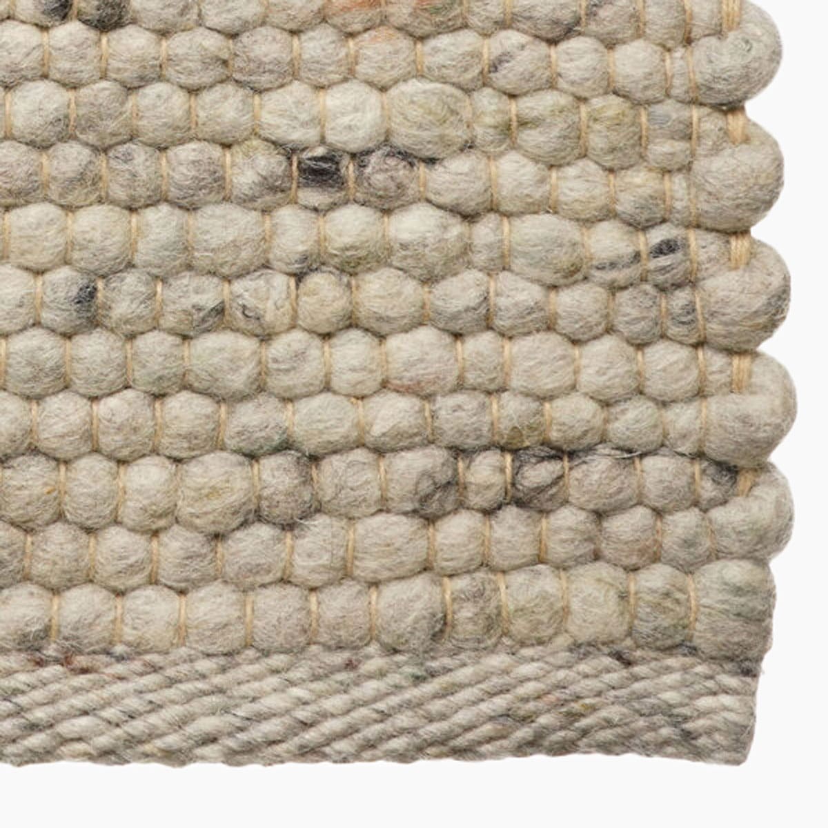 Wollen vloerkleed bij Houweling Interieur van De Munk Carpets. Karpet uitgevoerd in crème grijs.