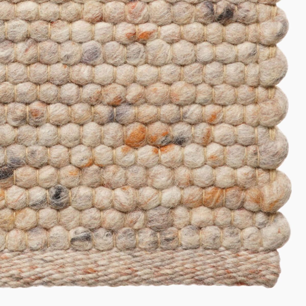 Wollen vloerkleed bij Houweling Interieur van De Munk Carpets. Karpet uitgevoerd in crème, met zwart en cognac accenten.