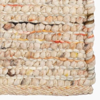 Modern vloerkleed bij Houweling Interieur van De Munk Carpets. Karpet uitgevoerd in crème met warme accenten.