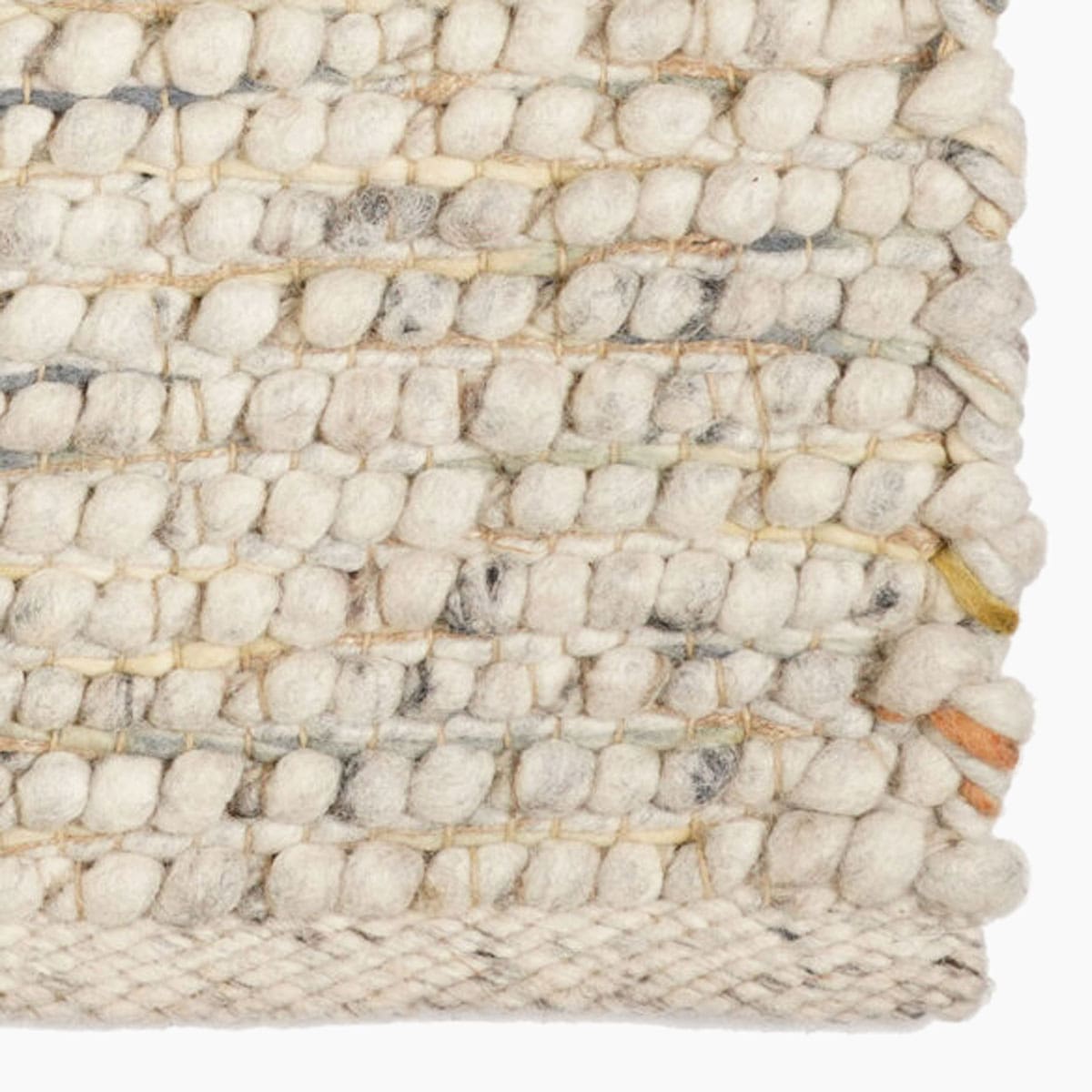 Modern vloerkleed bij Houweling Interieur van De Munk Carpets. Karpet uitgevoerd in crème met bruine accenten.