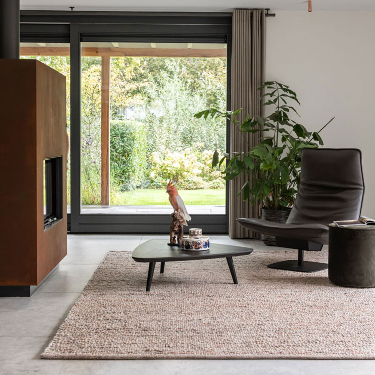 Modern vloerkleed bij Houweling Interieur van De Munk Carpets. Karpet uitgevoerd in crème met roze accenten.