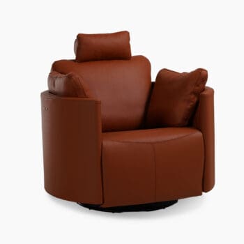 Relaxfauteuil elektrisch van Fama bij Houweling Interieur. Het is een ronde fauteuil uitgevoerd in oranje leer.