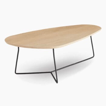 Design salontafel van Dyyk bij Houweling Interieur. Het is een organische salontafel met blank houten blad en rank onderstel.