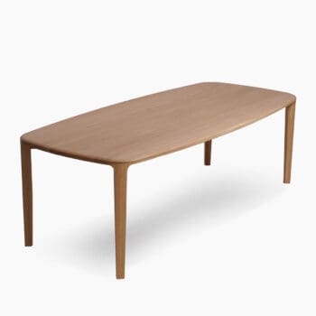 Houten eettafel van PBJ bij Houweling Interieur. Deze eikenhouten eettafel heeft afgeronde hoeken en is gemaakt van licht hout.