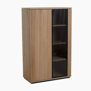 Houten wandkast van Theuns bij Houweling Interieur. Het is een vitrinekast uitgevoerd met verticale latten.