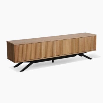 Houten tv meubel van Theuns bij Houweling Interieur. Het is een tv dressoir uitgevoerd met verticale latten.