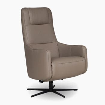 Relaxfauteuil elektrisch bij Houweling Interieur. Moderne fauteuil uitgevoerd in beige leer.