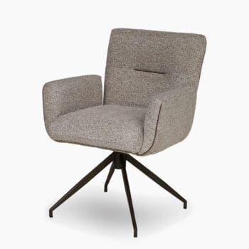 Luxe eetkamerstoelen bij Houweling Interieur. Een eetkamerstoel met armleuning uitgevoerd in bruingrijze stof.