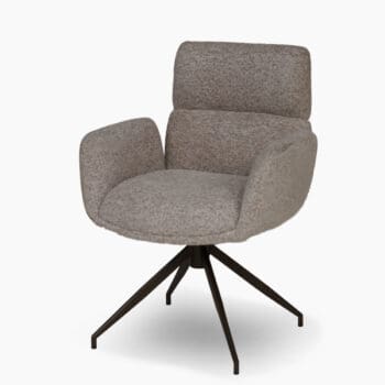 Luxe eetkamerstoelen bij Houweling Interieur. Een eetkamerstoel met armleuning uitgevoerd in bruingrijze stof.