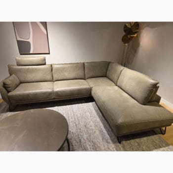 Showroom model van een leren hoekbank bij Houweling Interieur.