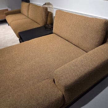 Showroom model van een modulaire hoekbank bij Houweling Interieur. Design bank uitgevoerd in bruine stof.